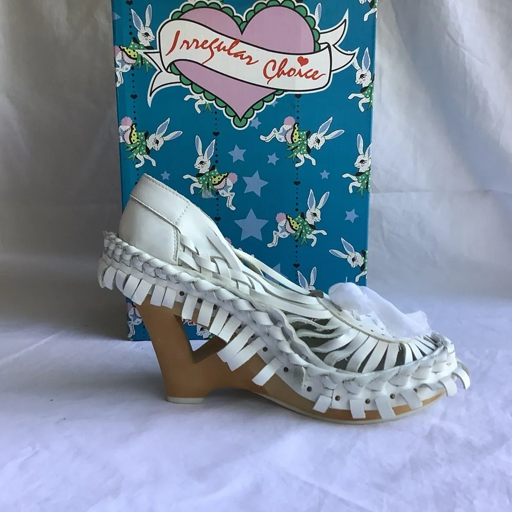 NWB Y2K Women’s Irregular Choice White Leather Carved Wood Wedge Heels Sz 8 - Picture 3 of 10